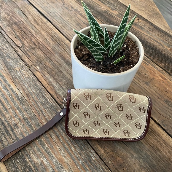 Dooney and Bourke wristlet - Picture 2 of 8